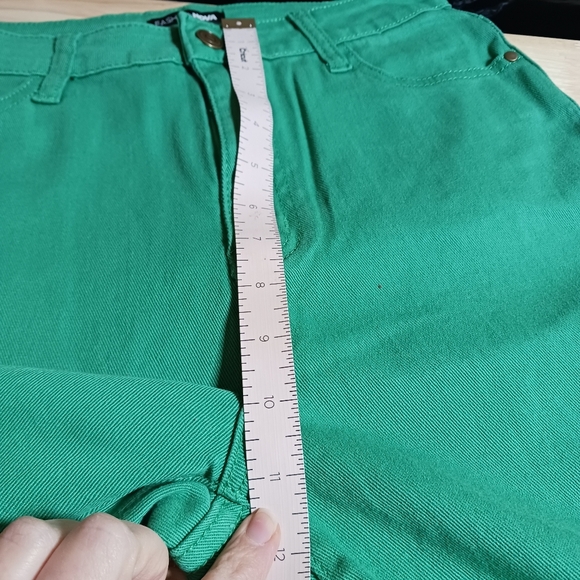 Fashion Nova Can We Kick It Cropped Flare Jeans in Kelly Green Size 7 - Picture 7 of 8